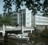 119359 Gezicht op de Willemsbrug over de Stadsbuitengracht te Utrecht, tijdens doorvaart van een rondvaartboot, met op ...